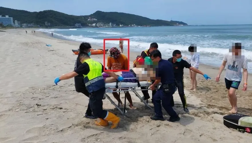 快訊/翡翠灣55歲男「遭浪捲走10米」搶救不治　張震嶽幫CPR畫面曝