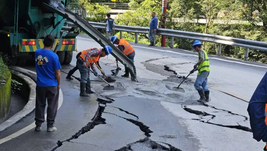影/豪雨重創南投！台14線忠勇橋「路基掏空」塌陷龜裂　埔里到霧社暫時封閉