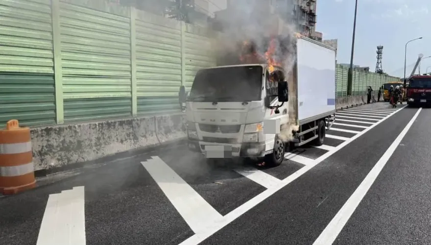 快訊/國1汐止段全家超商物流車起火！　司機乘客急跳車逃生