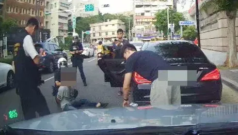影/鎮暴槍都出來了！北投莽男被超車亮傢伙攔車　落網扯「打流浪狗用」