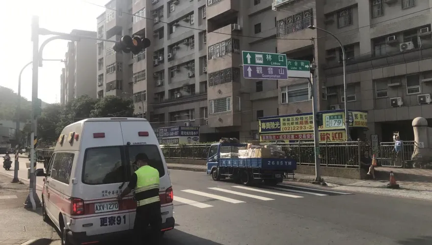 快訊/五股男童過馬路遭撞擊「臉腫血狂流」　騎士辯：公車擋住視線