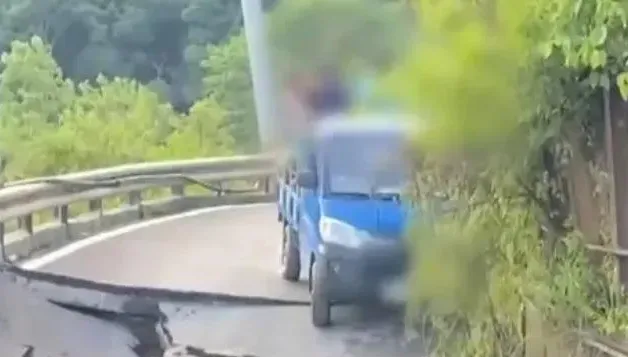 影/悚！菜車才剛過「路就消失了」　力行道路崩坍、6人差1秒魂斷山谷