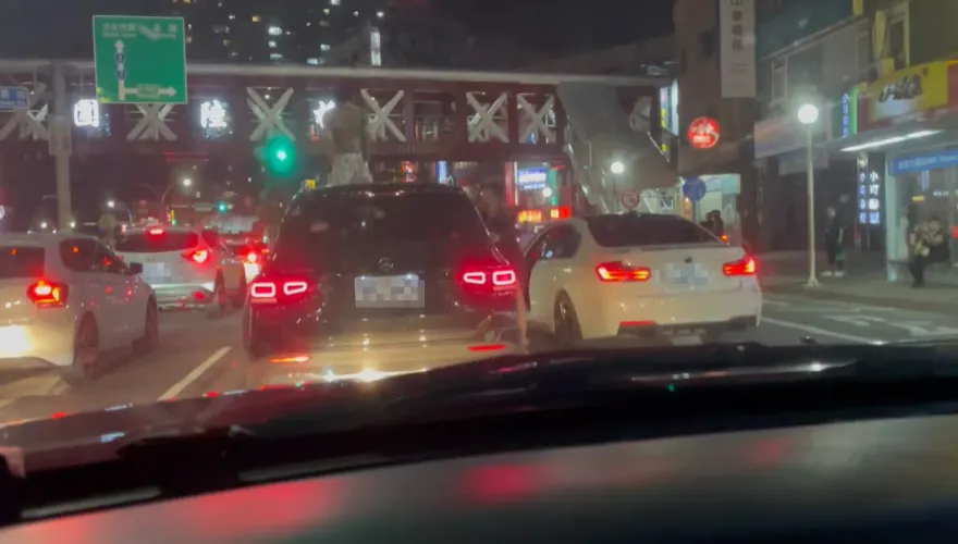 影/雙B內鬥！他不爽被叭叭叭「北投飛車追到淡水」　車門一開爆氣砸車畫面曝