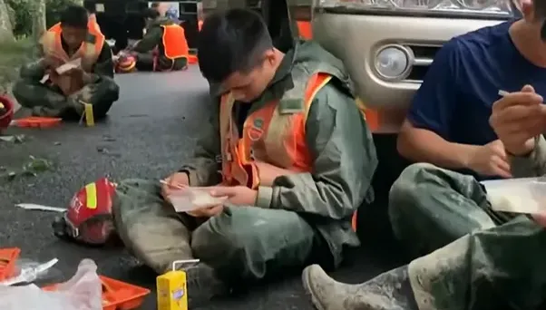 影/擺拍、用舊照片移花接木！陸媒報導河北水災救援　造假被眼尖網友抓包