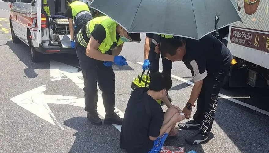 影/又見行人地獄！林口貨車左轉未禮讓行人　16歲少年走斑馬線遭撞險被輾過