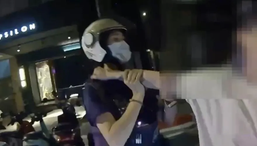 影/有夠ㄎㄧㄤ！北市醉女半夜路邊超失控　拍打轎車襲警下場曝光