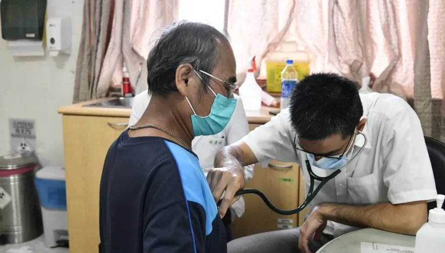 7旬翁光呼吸都喘　一查竟是心臟「破洞」