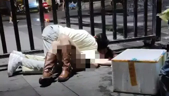 影/酒吧前「男壓女硬上」撿屍片瘋傳　醉女底褲失守...警揭真相好傻眼