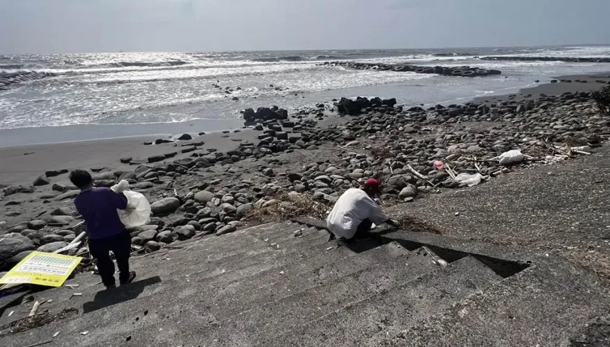 颱風吹來的問題！台南海岸漂219公噸廢棄物　無人機成巡查新利器