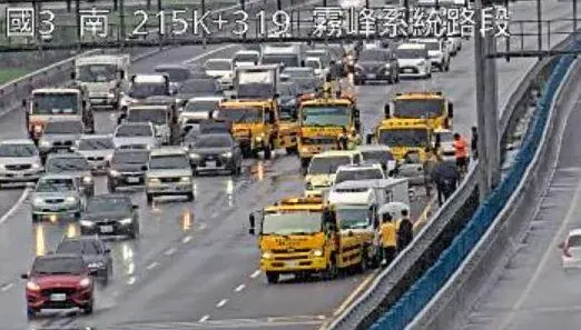 快訊/國3北向連2起車禍！霧峰系統400公尺內5車碰撞　車流回堵嚴重