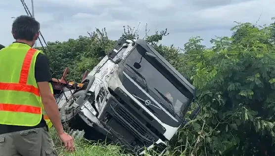 驚險車禍！國1西螺段2車碰撞慘摔邊坡　廂型車旅遊團8人送醫