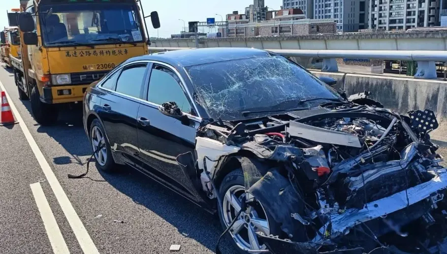 快訊/國1北向林口匝道轎車追撞「車頭全爛」！占用2車道、車流回堵5公里