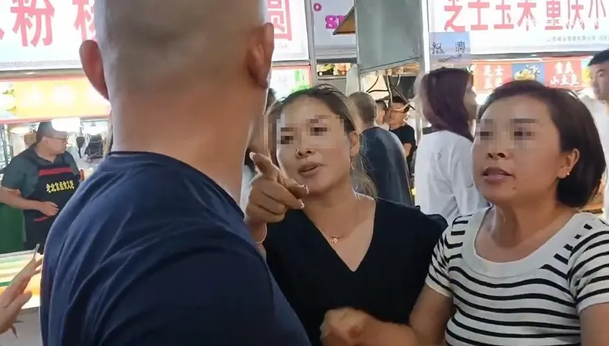 影/15歲女孩買207元水果撈嫌「太貴」　遭店家圍堵辱罵「是爸爸的小三」