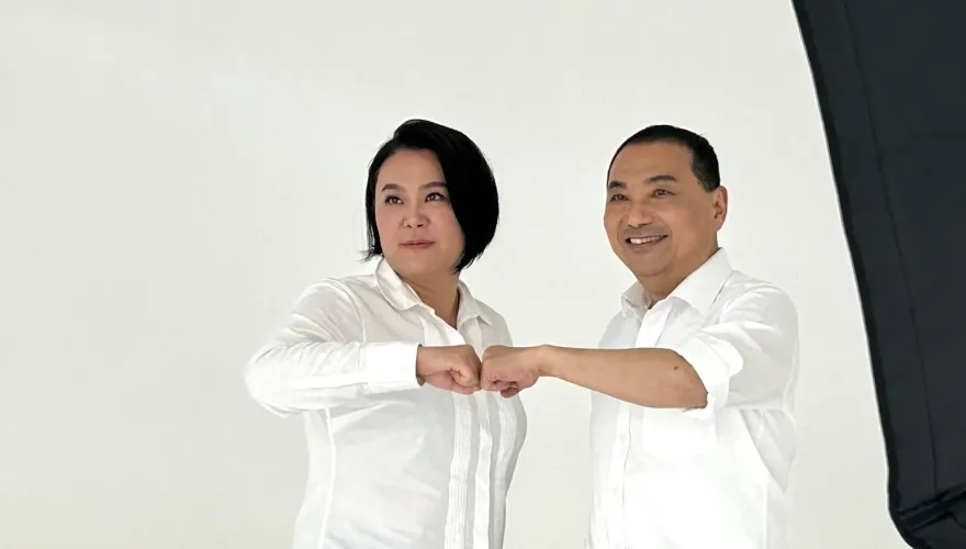 侯友宜再合體小雞拍照！揪陳玉珍比「這手勢」大團結