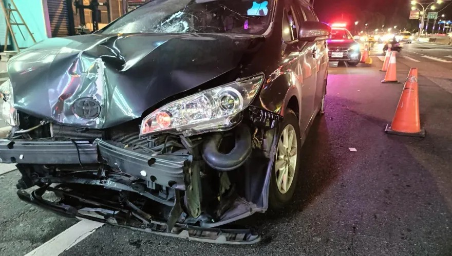 快訊/淡水嚴重車禍！休旅車失控直衝機車待轉區「1人遭拖行重傷」10餘車毀