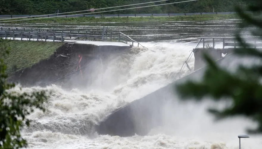 影/挪威暴雨成災！大壩潰堤沖垮道路、房屋遭捲走水上飄