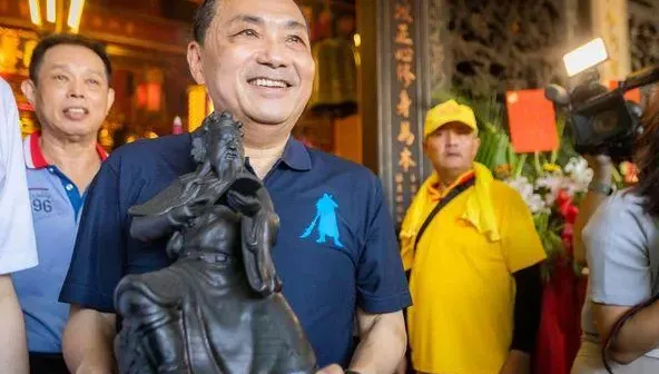 不只發影片！參加遶境侯友宜在關公面前承諾：用生命捍衛國家人民