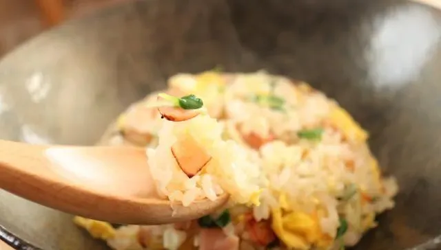 老夫妻吃「隔夜炒飯」釀1死！醫揭「保存4要點」生蔥花要小心