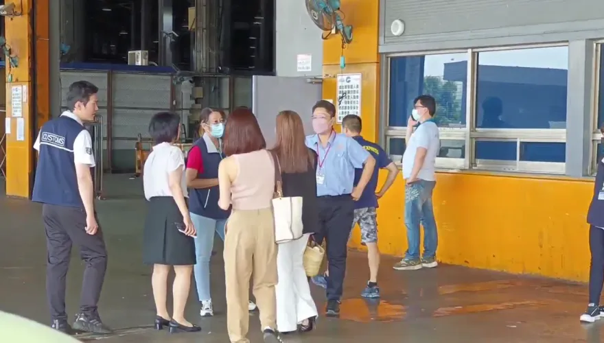 影/抓到了！吳宗憲代言健康食品遭山寨　桃機海關當場查扣113盒