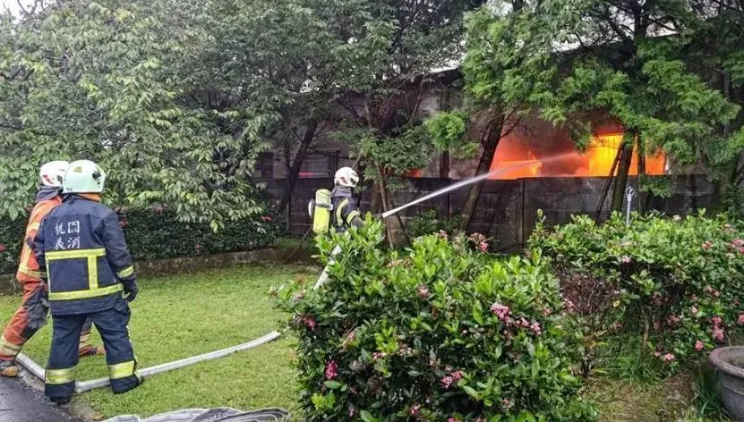 快訊/天花板竄火光！桃園大溪原木家具行燒起來　烈焰沖天