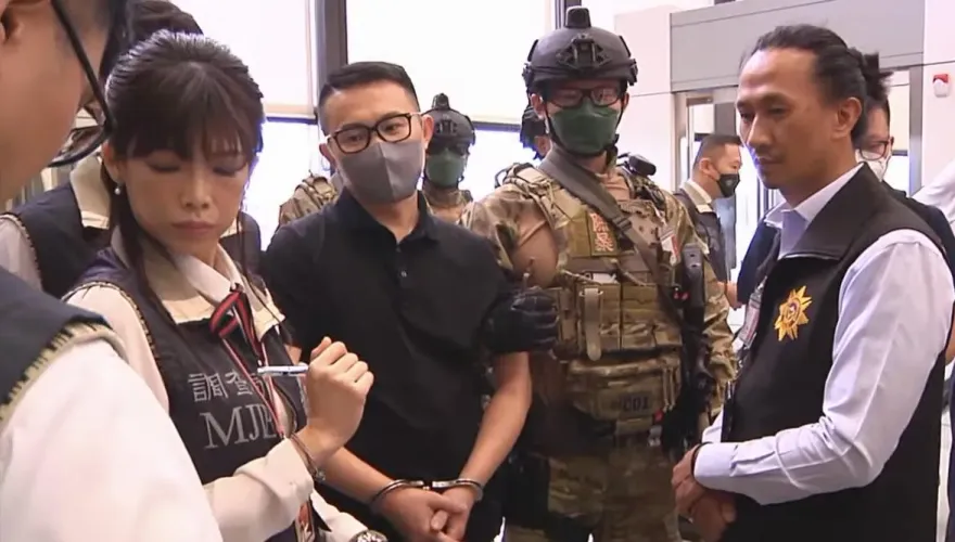 快訊/郭哲敏到了！遭押解返台抵達桃機　警重兵荷槍實彈送新北地檢偵訊
