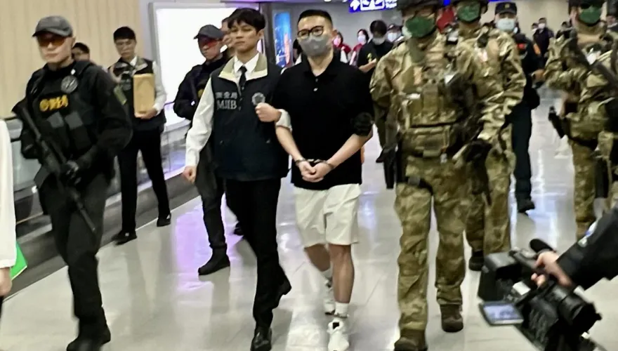 快訊/避追殺令？郭哲敏抵達新北檢　警押解車輛直接駛入地下室