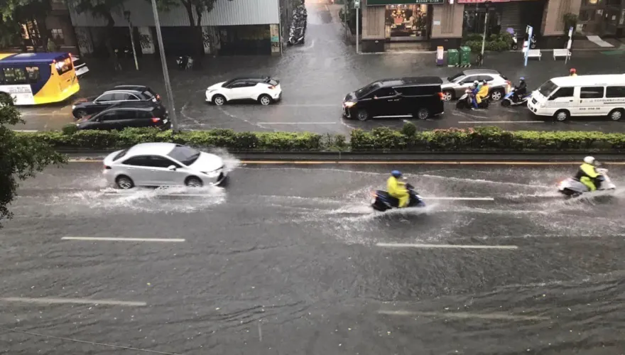 快訊/大雷雨轟炸北北基桃！道路淹水秒變「水上樂園」　轎車拋錨徒手推車