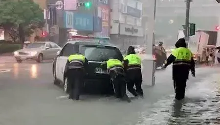 影/警局慘遭水攻片！北市豪雨「瞬間淹起來」4警急推巡邏車避難