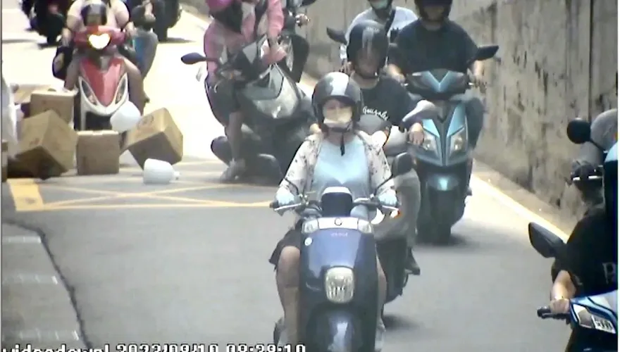 影/小貨車路邊卸貨紙箱不慎滾落　女機車騎士遭擊落雷殘