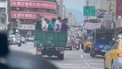要去BB園區？三重貨車後斗違規塞滿人　沿路傾斜搖晃超危險