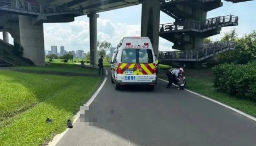 快訊/男子疑騎車停新北大橋　墜落橋底自行車道傷重不治