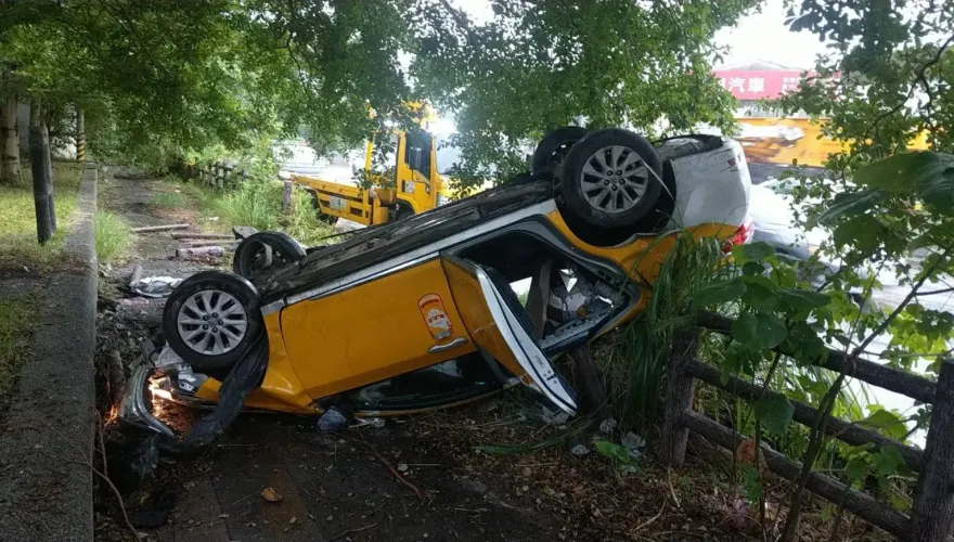 快訊/翻落邊坡！新店驚傳計程車疑因大雨視線不良出事　3人脫困被送醫