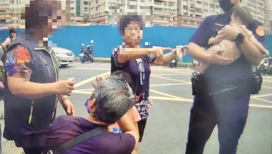 影/5歲姊姊抱著1歲妹妹迷途　暖警充當保母抱女嬰找媽媽