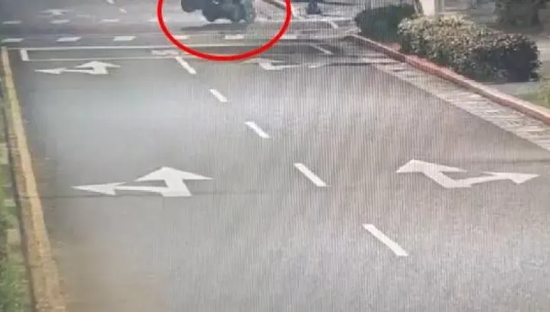 南港驚險車禍！2機車路口未禮讓迎面撞　61歲騎士胸部撞傷吐血送醫