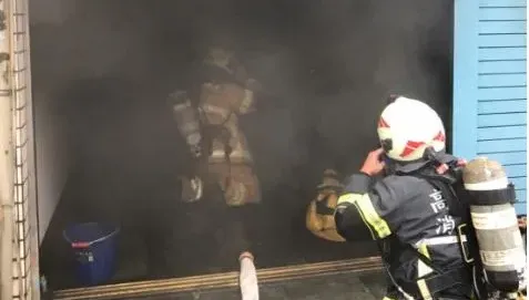 快訊/疑堆放地下室雜物起火！高雄苓雅民宅遭祝融　屋主妻驚險被救出
