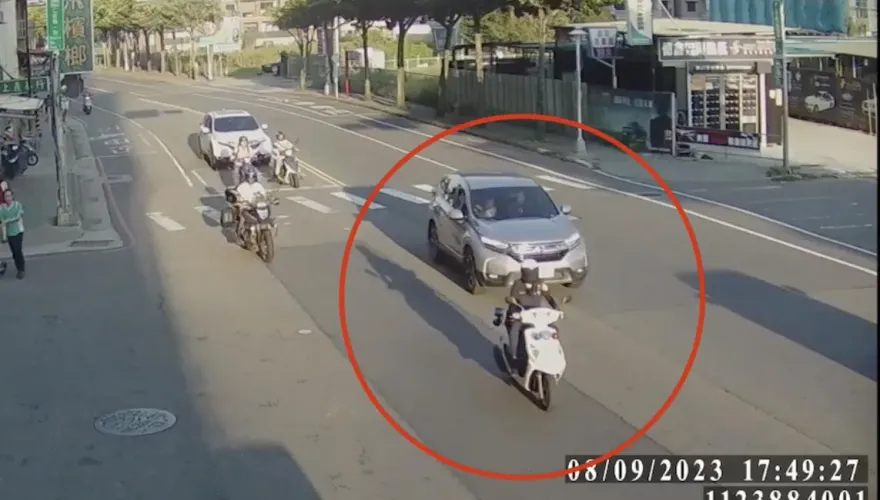 影/即刻救援！8旬翁意識模糊女兒攔警求助　警車開道火衝醫院救回一命