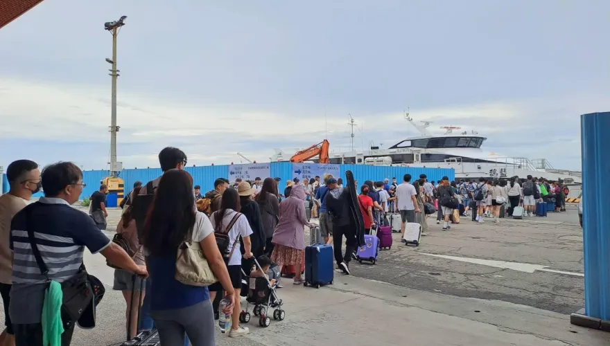 影/旅客抱怨連連！雲豹輪在嘉義布袋港起點就故障　552人耽誤行程2小時
