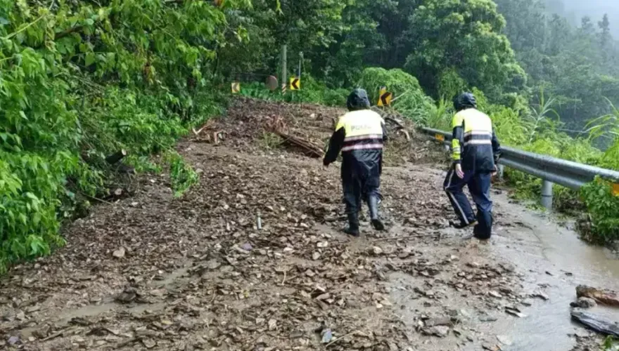 南投都達村9旬嬤困工寮險遭活埋　2勇警徒步上山救出人