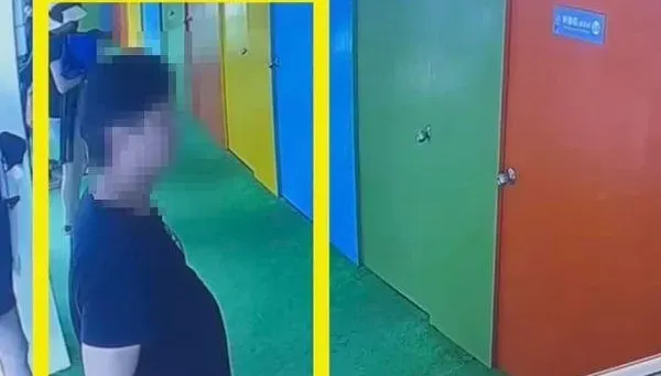 童玩節13歲男童「從更衣間出來」⋯下秒竟慘遭黑衣男暴打　監視器畫面曝光