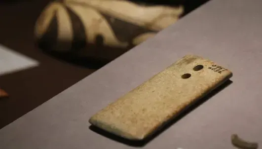 穿越來的？7000年前「智慧型手機」曝光　網笑翻：還有雙鏡頭