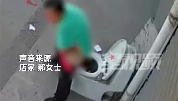 影/忍不住了！大媽當街在樣品馬桶「噓噓」　店主傻眼：只能自認倒楣