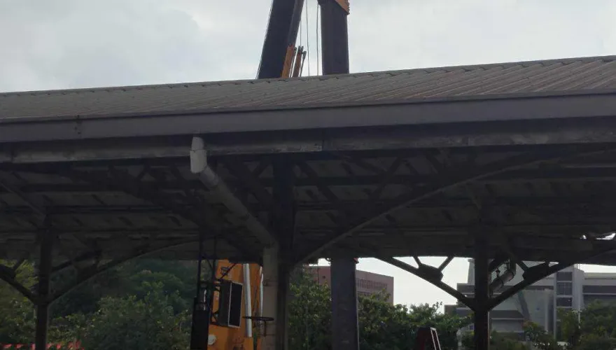 影/又出包！台南火車站旁施工吊臂斷「砸破月台雨棚」　鐵道局證實了