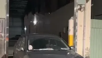 深夜路霸！汽車違停出入口　警嘆「這原因」沒法拖吊