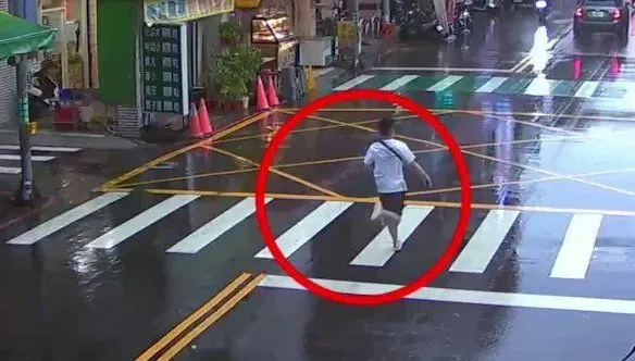 影/「李組長」眉頭一皺覺得不單純！詐團冒充警來電騙錢　苦主失金前1秒找到本尊