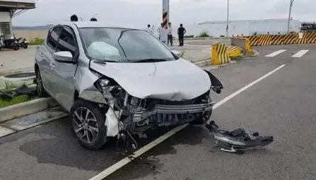 趕小三通撞飛護欄！金門男還「卡」住　車頭全毀零件散落一地
