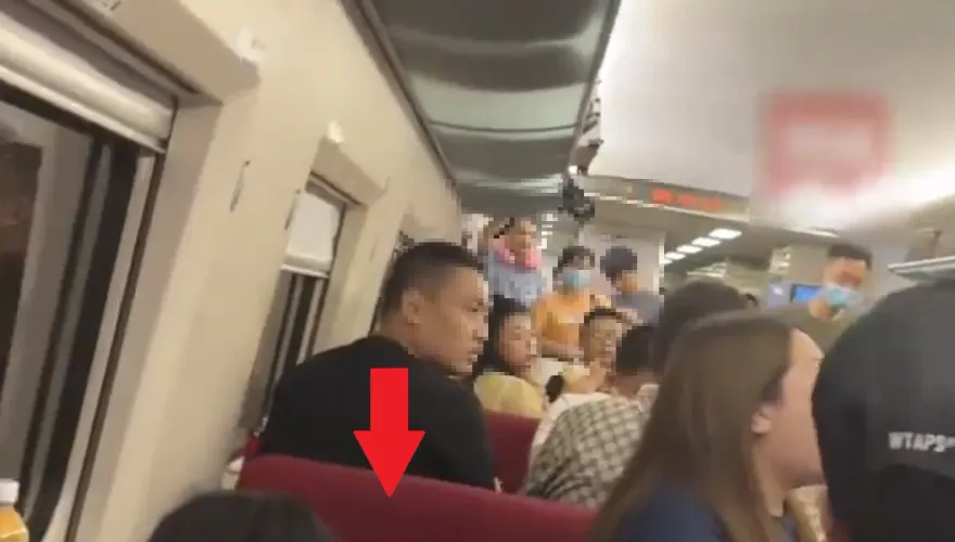 影/有夠鴨霸！搭高鐵拿包佔位不讓坐　警出面勸阻她竟瞎扯「對人過敏」
