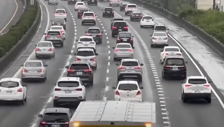 阿公國道開車走路肩遭開罰　辯趕接孫子「不能遲到」被駁回　法官：非緊急危難