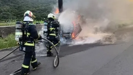 快訊/台中焦屍車禍現場曝！無法脫困遭活活燒死性別難辨　起火原因釐清中