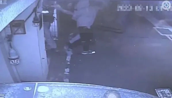 畫面曝光！藝人張立昂酒後失控擾鄰　遭警上銬管束帶走