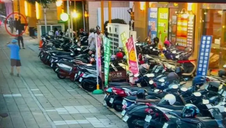高雄冰店遭黑衣人狠砸　疑追美魔女闆娘不成報復…老闆嘆「老婆太漂亮」